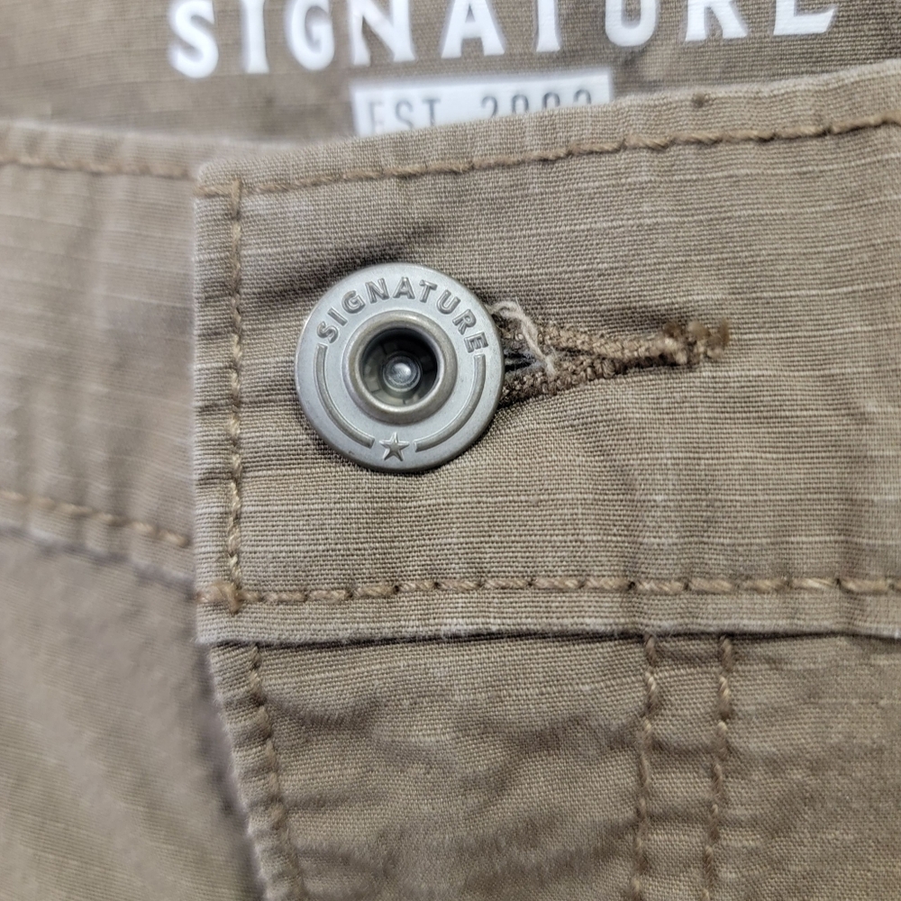 Signature by Levi Strauss Cargo Shorts Khaki Brown Neutral Pockets Men’s Size 40 - Picture 13 of 17